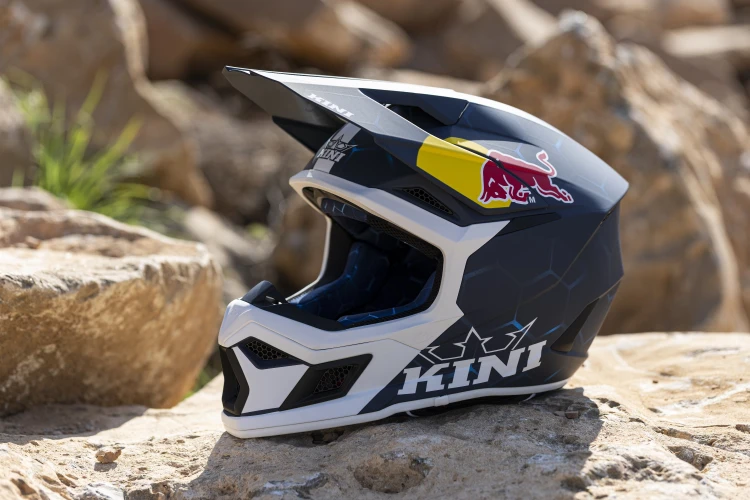 3000x KINI-RED-BULL_2025_MX3-Helmet_87.jpg