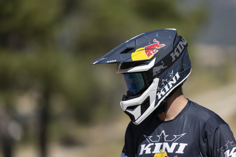 3000x KINI-RED-BULL_2025_MX3-Helmet_11.jpg