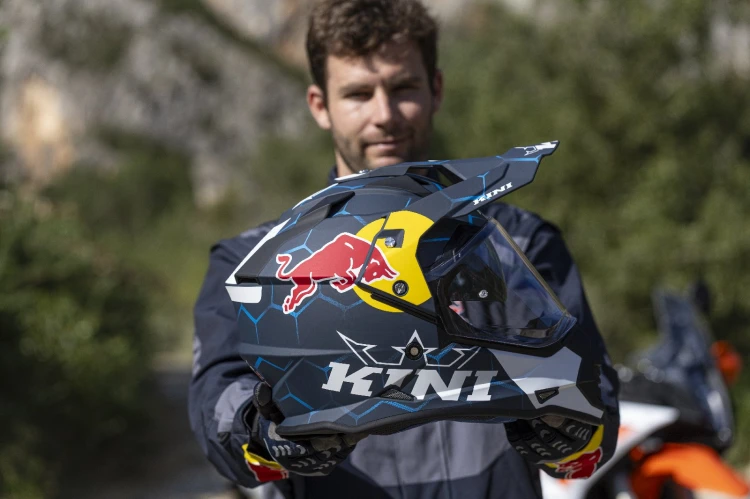 1600x KINI-RED-BULL_2025_ADV-Helmet_36.jpg