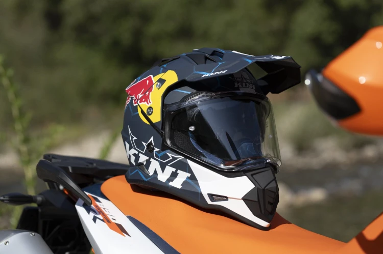 1600x KINI-RED-BULL_2025_ADV-Helmet_24.jpg